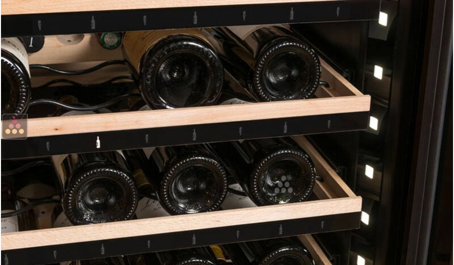 Cave à vin mono-température de service et de conservation connectée avec clayettes intelligentes