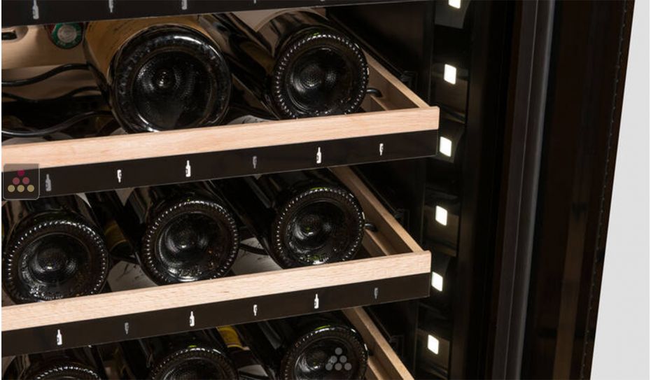 Cave à vin mono ou multi-températures de service et de conservation connectée avec clayettes intelligentes