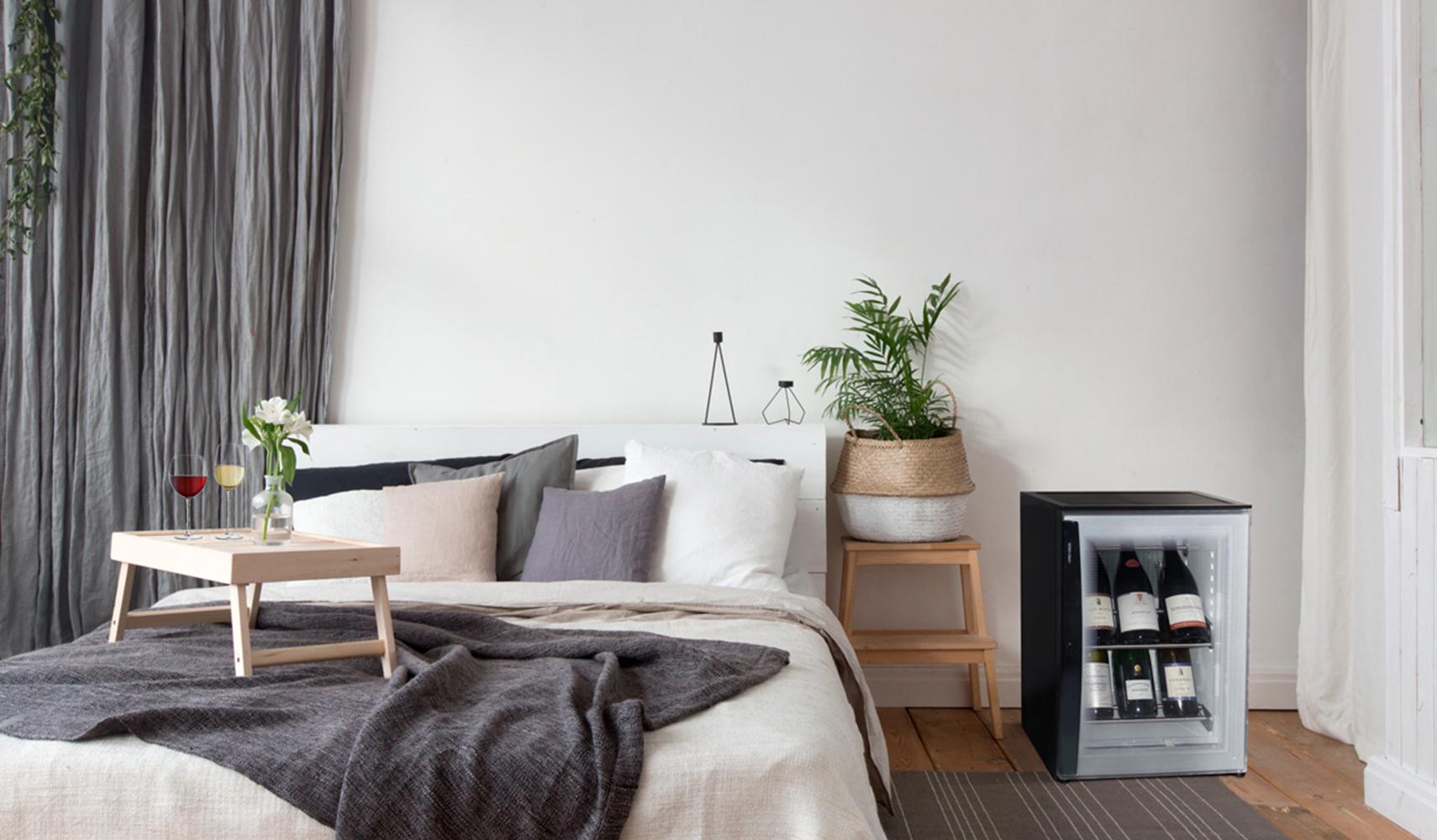 Mini-cave à vin 100% silencieuse pour 8 bouteilles à porte incolore